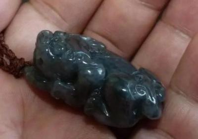 3000元左右的美丽翡翠手镯