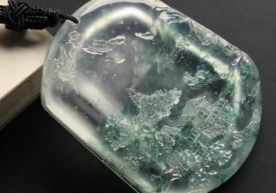 “翡翠玉牌”的隐喻：珍贵和权力的象征