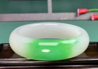 「黑曜石」代表的寓意和功效