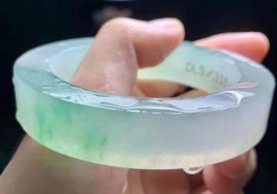 「碧玉浮凝」，留意黑點了解身旁之實