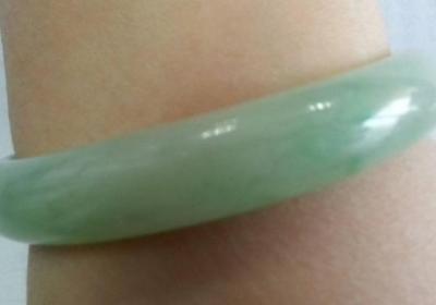 “用牛皮抛重”：一种提高翡翠品质的方法