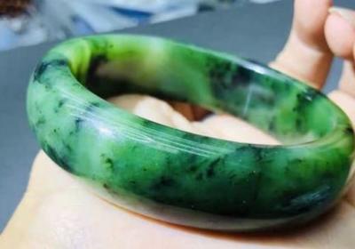 “重量级翡翠玉白菜展示”