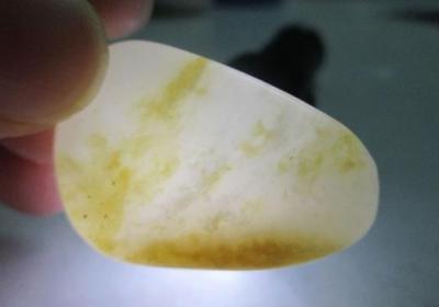 一手各戴一只玉镯和金镯的幸福
