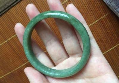 90年代流行的翡翠手镯再度走俏