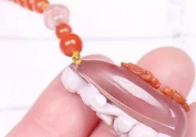 《绿纹石》的象征意义是什么？（28字）