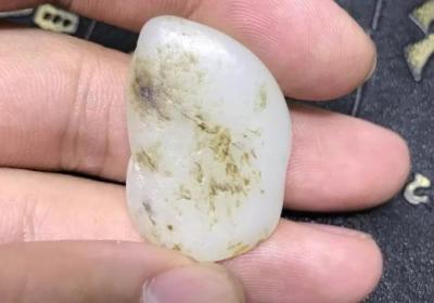 “可以同时佩戴玉石和翡翠吗？”