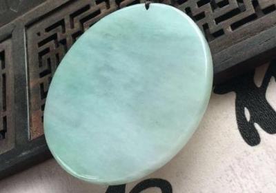 “双面祥瑞，财运双收：翡翠麒麟”的寓意