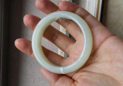“翡翠白菜”送给心爱女友，展示关爱之情