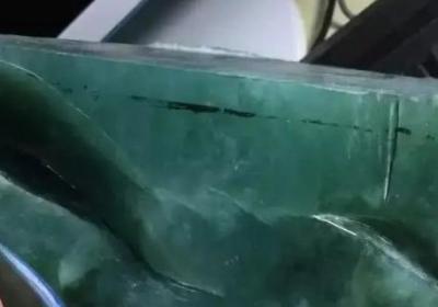 “珍贵翡翠原石”上拍：激烈竞价现场！
