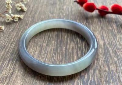 不要给陌生人摸玉，请保护自己的隐私安全