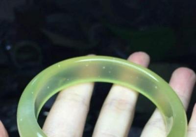 两个戒指的正确佩戴方式