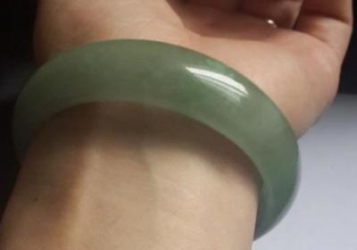 能否佩戴翡翠佛像？