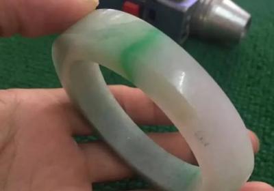 考究端砚造型，展现文化精髓