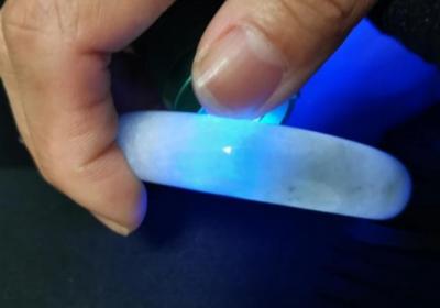 考古学家在良渚发掘出珍贵的玉器