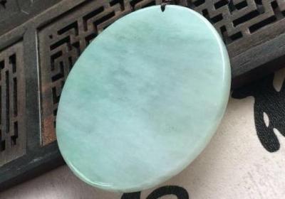 耳钉臭气熏天，如何去除？（21字）