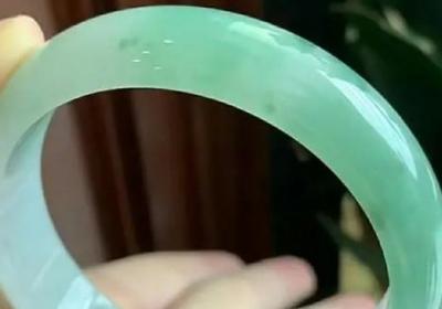 能否使用托盘展示琥珀手串？