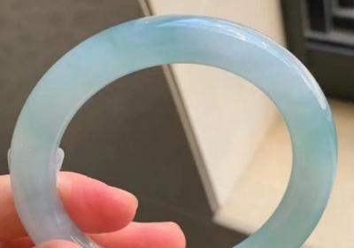耳洞被卡住：耳钉无法穿过中间