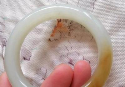 耳环掉进水沟该如何操作？