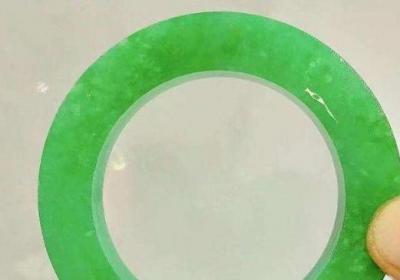 能把翡翠嵌入白金戒面吗？