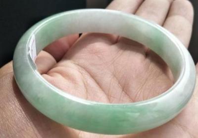 能戴黑曜石的属龙人