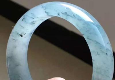 能否同时佩戴翡翠和蜜蜡饰品？