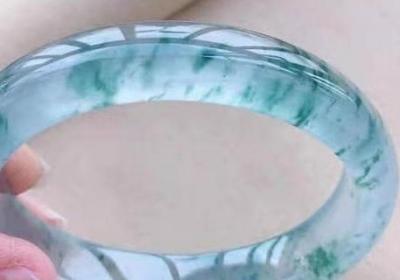 能捡到鸡血石吗？河岸边上是个好地方！