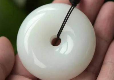 能戴翡翠手镯泡温泉吗？