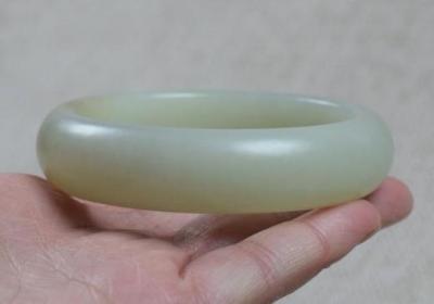 能给沉香木手串上油吗？