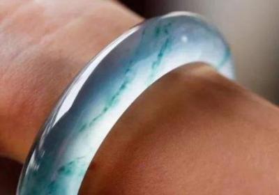 能否在淋浴时佩戴钛钢饰品？