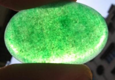 能否用绿松石黄斑做成饰品？