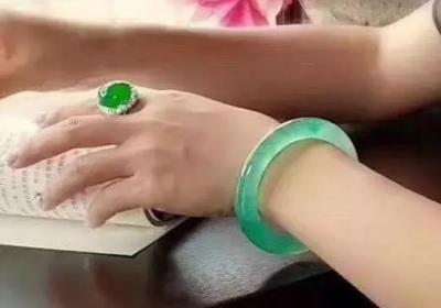 蓝水糯化翡翠的品质如何？
