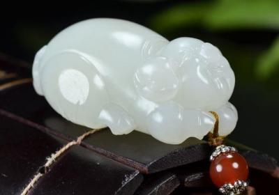 蓝水翡翠手镯多少钱？