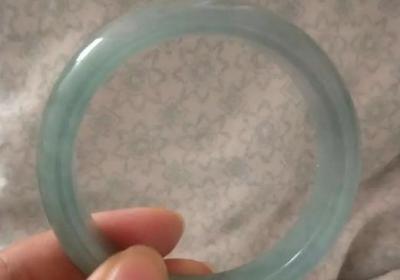 蓝水翡翠吊坠多少钱？