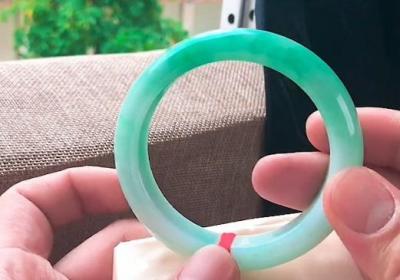 莫西沙水泥皮翡翠原石的独特特点