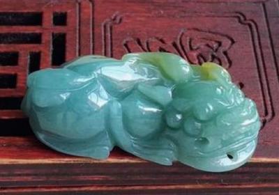 莫西沙翡翠品质高，原石皮壳完美镶边