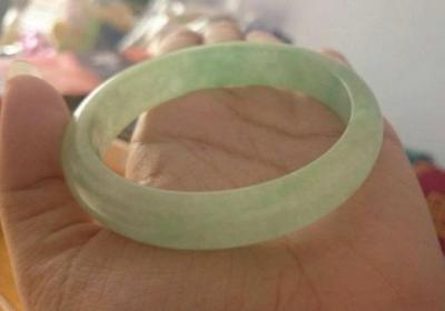 蓝水翡翠吊坠，极具收藏价值。