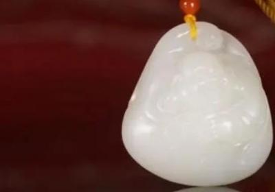 蓝水翡翠戒指：价值不凡的手工艺品