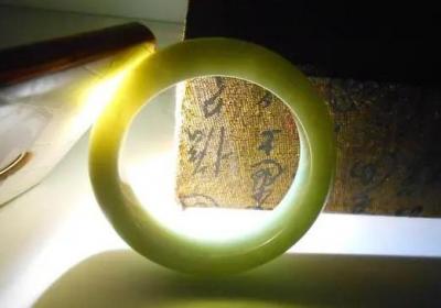 莲花玉吊坠：文化与美学的完美结合