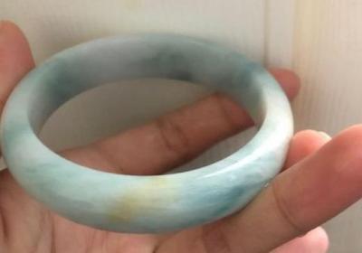 蓝玻璃种翡翠价格昂贵吗？