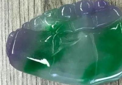 莫莫亮翡翠原石的特色特点