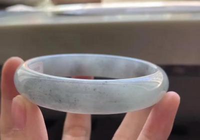 莫西沙高冰玻璃种翡翠的价格是否昂贵？