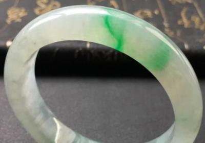 蓝宝石还是祖母绿：哪个更昂贵？