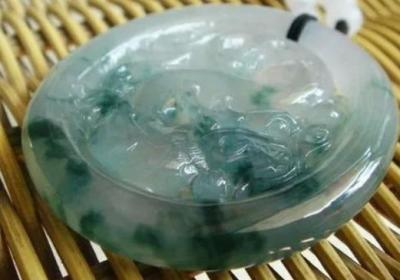 蜜蜡手串是否适合戴在右手？