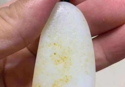 蜜蜡与蜜蜡玉比较：哪个更好？