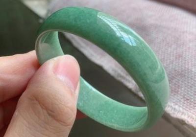 蜜蜡与石头有何关系？