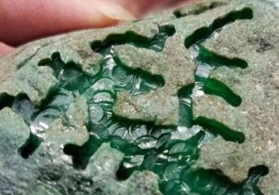 蓝虎眼石属于水晶还是宝石？