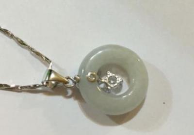 莫西沙场口翡翠独具特色，闪耀翠绿光芒