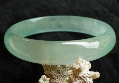 荷叶翡翠摆件：美轮美奂的装饰品