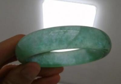 血珀与翡翠：哪个更出色？