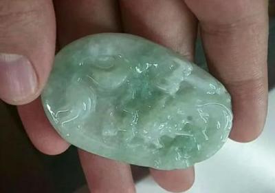 褐黄翡翠手镯：美丽的黄金色宝石